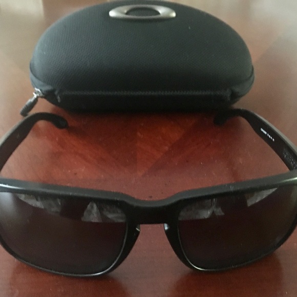 Used Oakley Holbrook size XL (140MM) sunglasses.Few small scuff marks(see photo) - Picture 3 of 6
